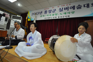 꽃할배·꽃할매의 흥겨운 장기자랑 한마당