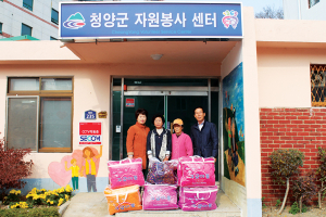 혼자 사는 노인에게 ‘방한이불’ 전달