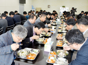 “닭고기 안전해요! 맛있어요!”