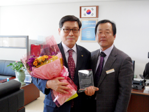홍성길 행정지원과장, 감사패 받아