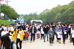 엄숙한 분위기 속 추모물결 이어져