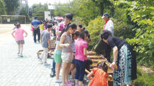 도심 속 모내기 체험행사 가져