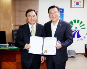 충청향우회 오장섭 총재, 김석환 군수에 당선축하장 전달