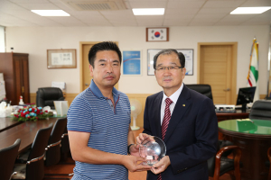 이석화 군수 키르기스스탄 내각장관으로 부터 감사패 받아