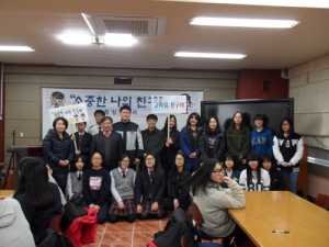 ‘화이트 데이에 여학생들의 마음을 설레게 한 멋쟁이 경찰관들’