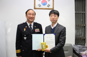 청양서, 범죄예방 축협 직원에게 감사장 수여 
