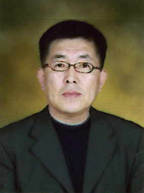 노인들 위해 지팡이 만드는 공무원