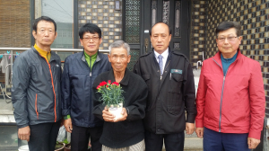 목면주민자치위원회, 사랑의 카네이션 화분 전달