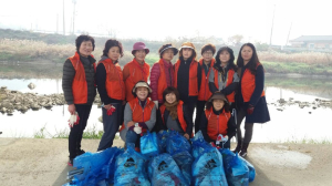 청양군 여성자원봉사회 공원 및 하천 일대 환경정화 활동