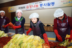 소외계층을 둘러보는 사랑의 손길 나눠
