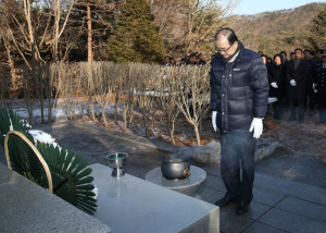 청양군 이석화 군수, 무술년 새해 충혼탑 참배