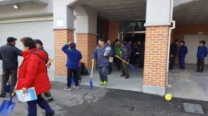 목면 권만수·임정자 부부 농업인실용교육 맞아 농기구(삽) 기증