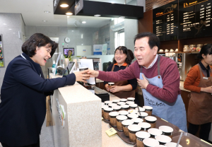 직원들에게 차를 대접하는 김지철 충남교육감 
