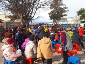 ‘어르신들, 떡국 드시고 건강하세요’