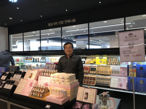 청양 함지박㈜, 대도시 백화점 안테나숍 입점