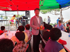 산성교회, 13년깨 어르신 초청 '경로잔치' 열어 