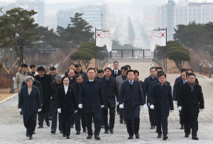 충남도의회, 경자년 새해 충혼탑 참배로 공식 일정 시작