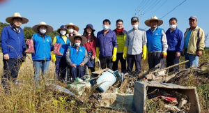 충남도의회, 수확철 농촌 일손돕기 팔걷어