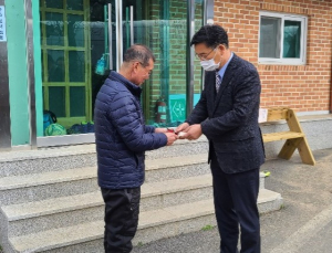 청양군 공직자들 화재피해 직원가족에 성금 전달
