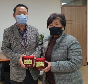 (사)한국농식품여성CEO연합회, 청양군자원봉사센터에 고추장 기탁 