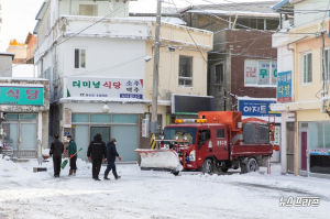 청양군, 도로 제설작업에 인력·물자 총동원