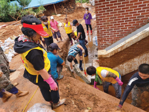 최악 폭우·산사태…자원봉사 ‘수해복구’ 구슬땀