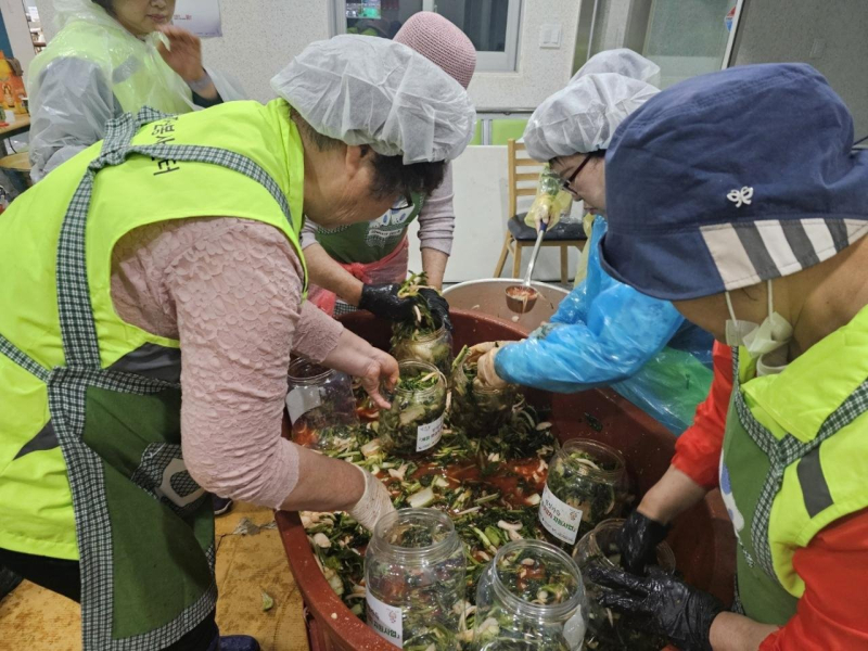 보령시 자원봉사센터, 정성 가득한 ‘계절 맛김치’ 나눔 행사 개최